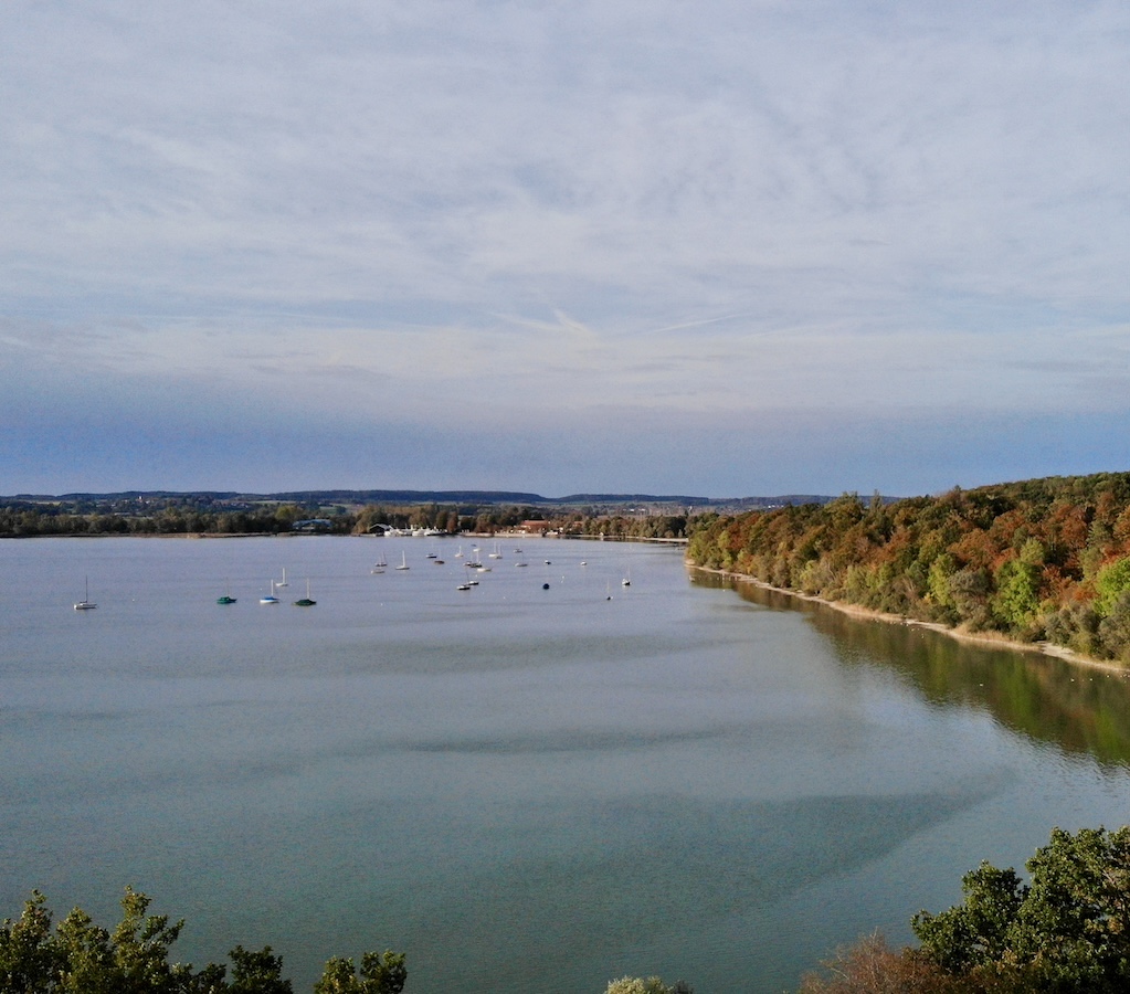 Blick auf See im Herbst